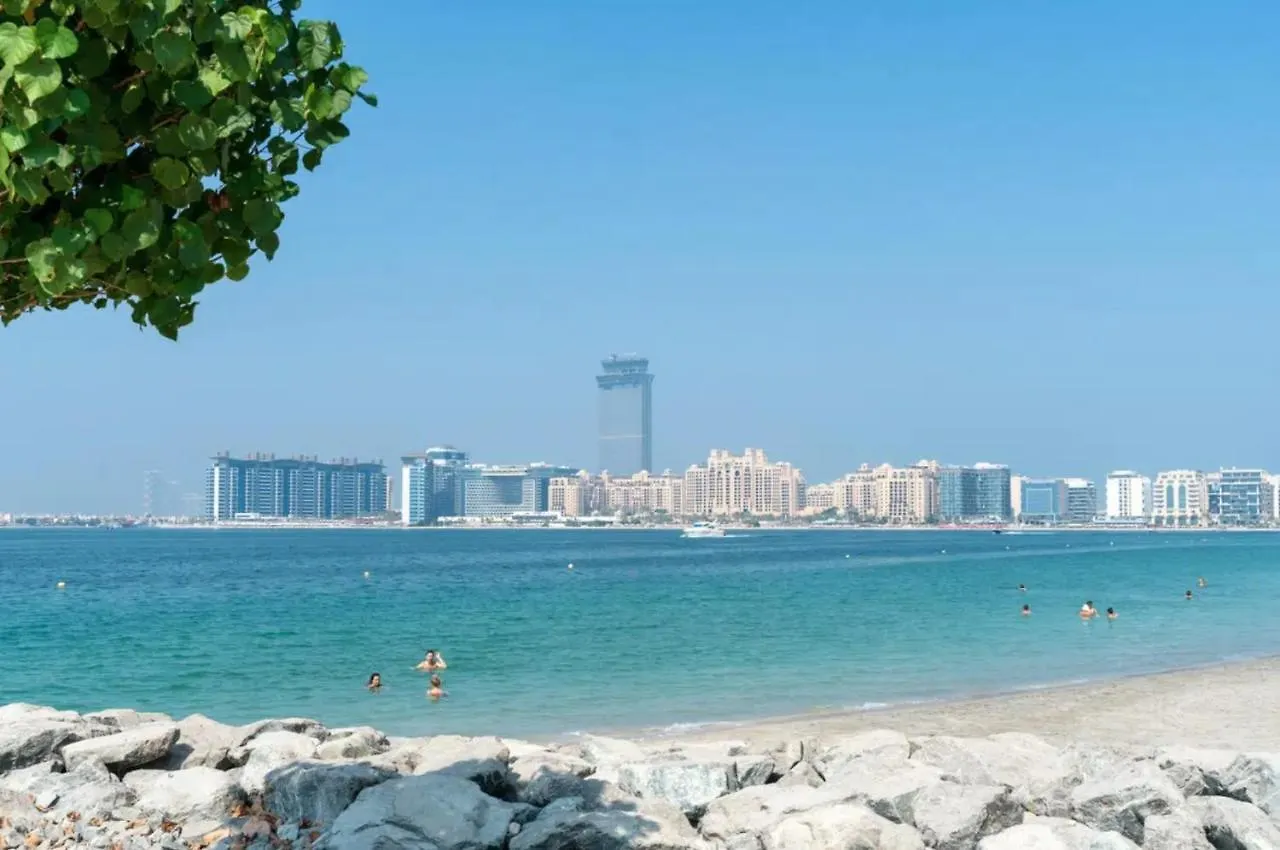 Seaside Serenity: 1-Br Apartment With Beach Access Dubai