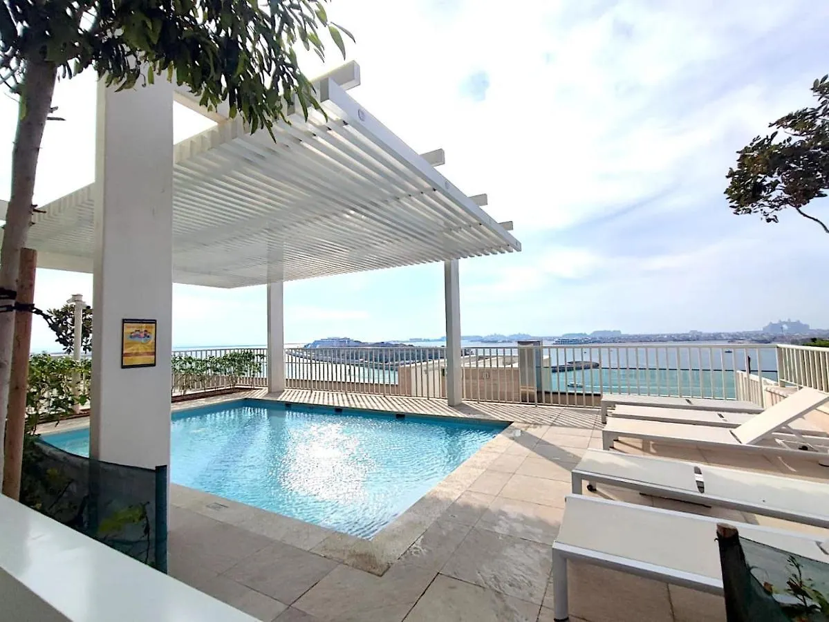 Seaside Serenity: 1-Br Apartment With Beach Access Dubai