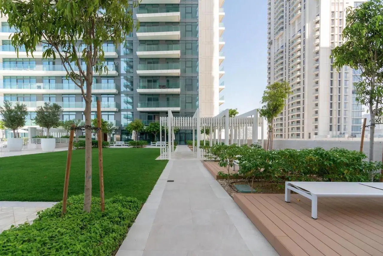Seaside Serenity: 1-Br Apartment With Beach Access Dubai