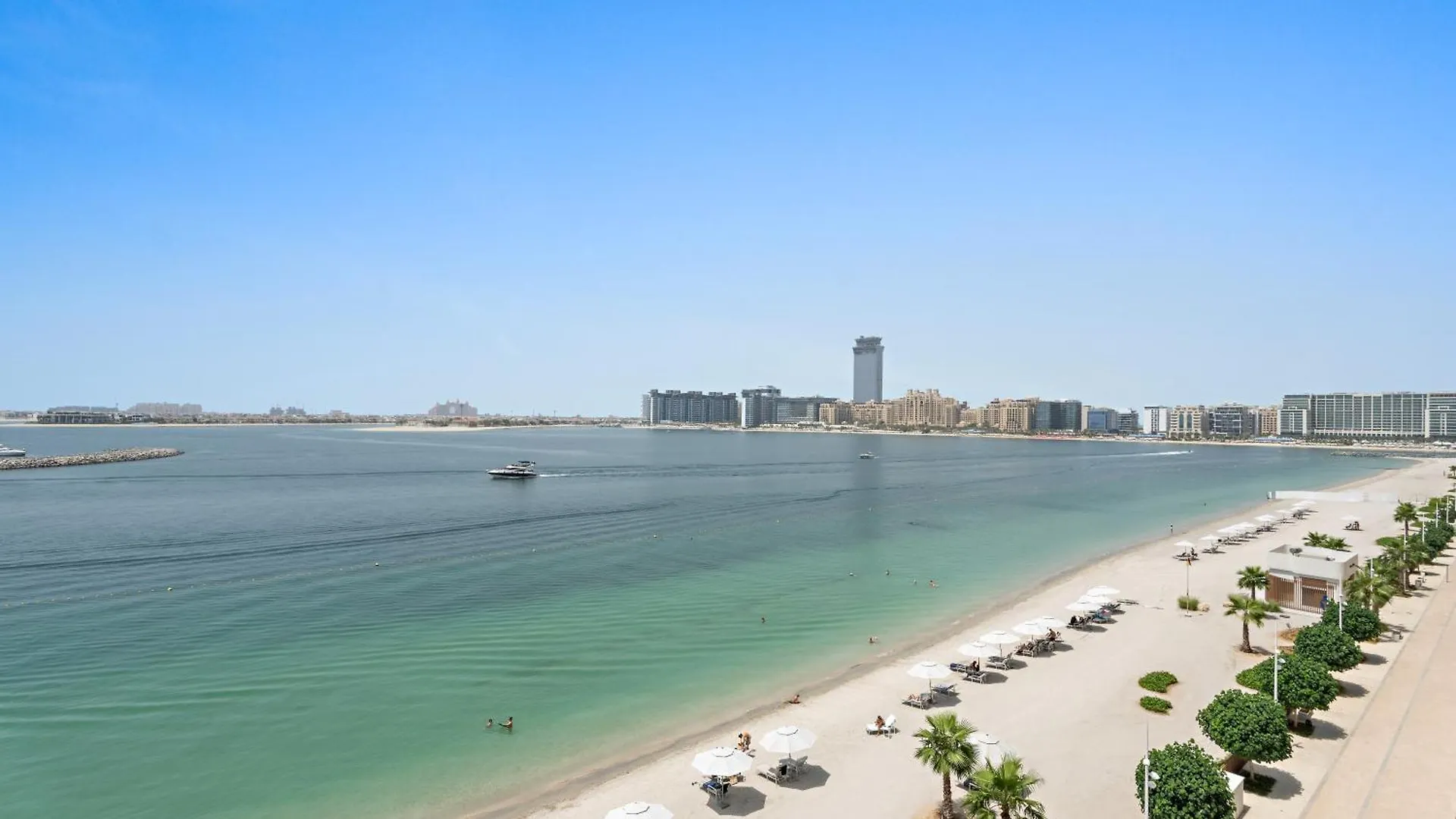 Seaside Serenity: 1-Br Apartment With Beach Access Dubai
