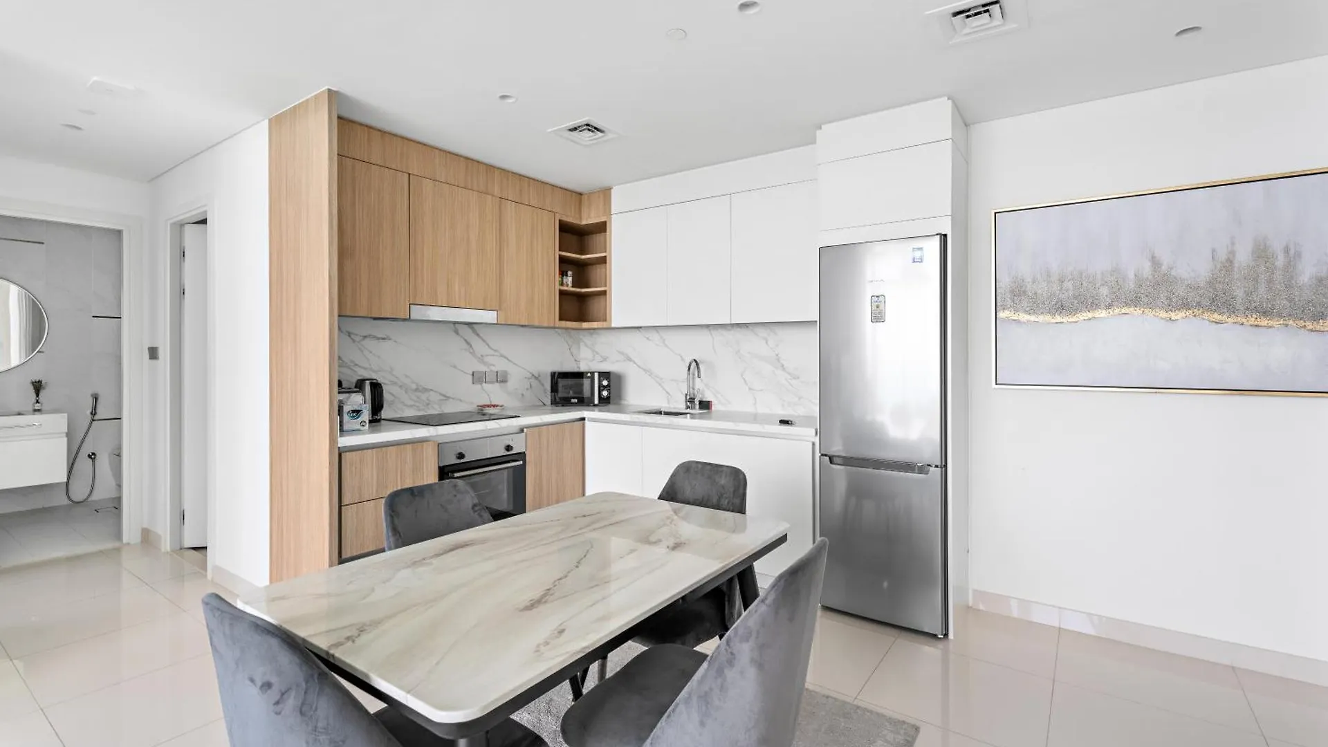 Seaside Serenity: 1-Br Apartment With Beach Access Dubai
