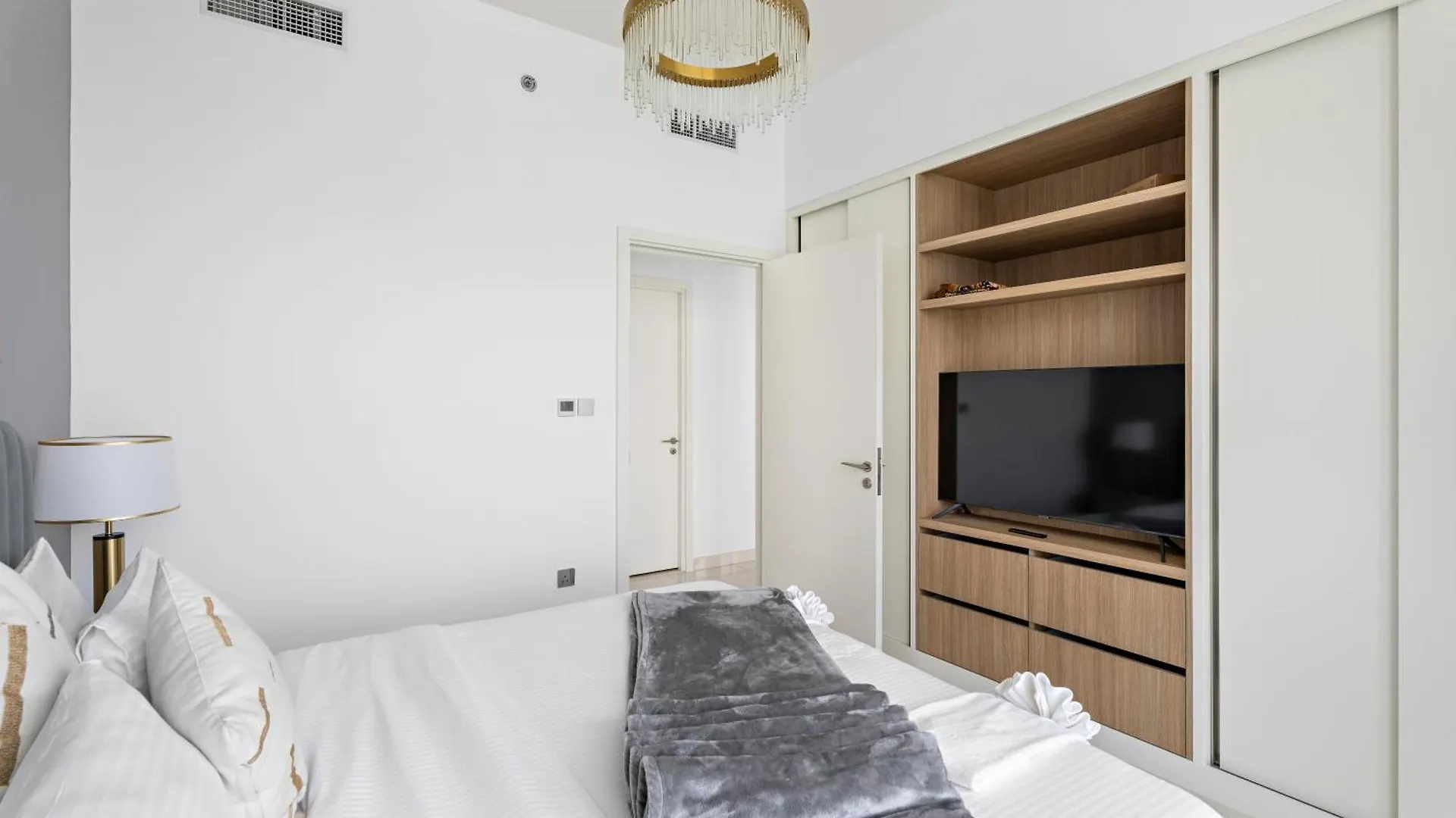 Seaside Serenity: 1-Br Apartment With Beach Access Dubai