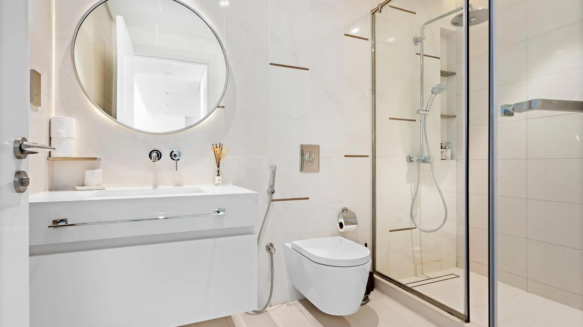 Seaside Serenity: 1-Br Apartment With Beach Access Dubai