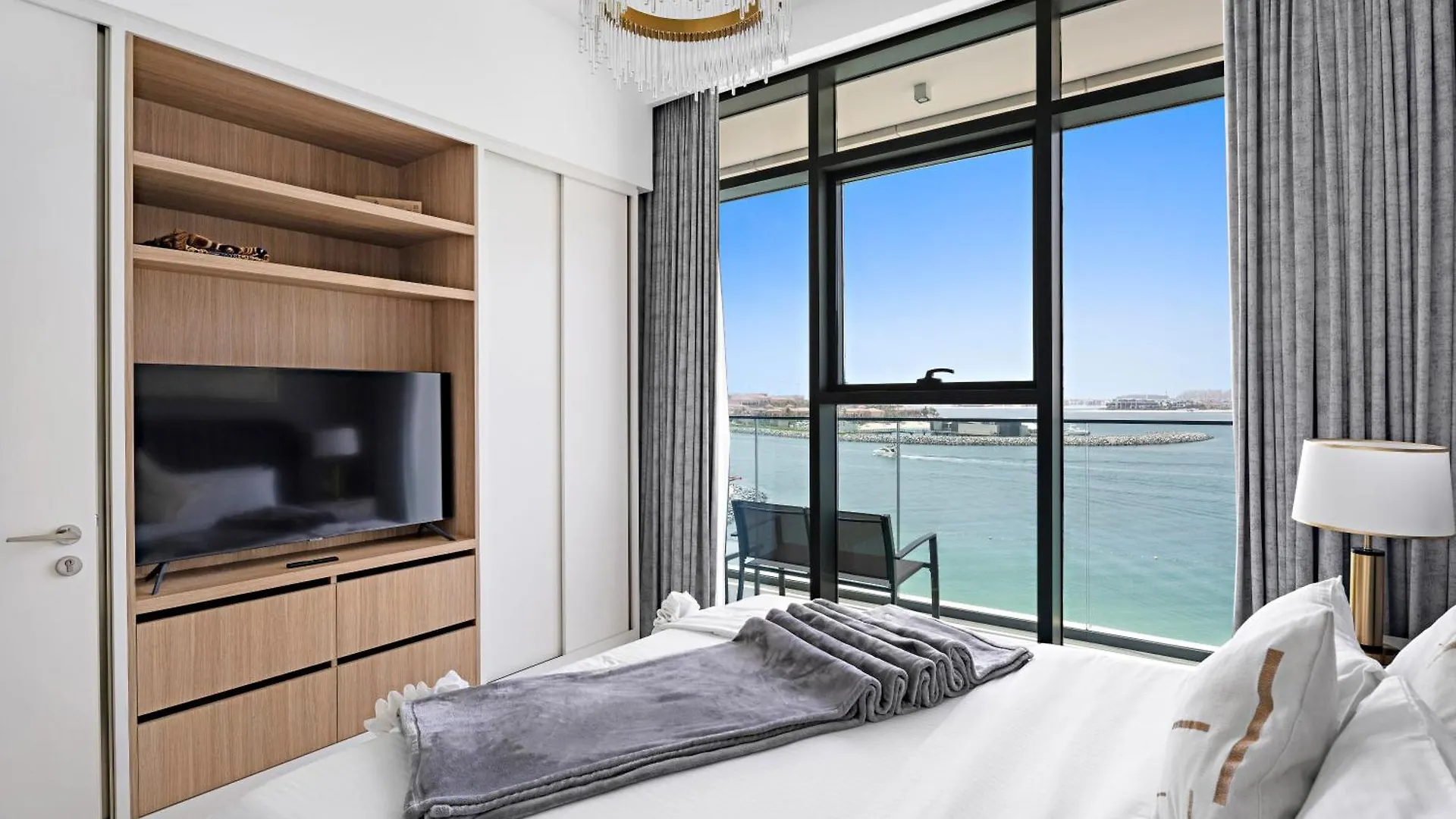 Seaside Serenity: 1-Br Apartment With Beach Access Dubai