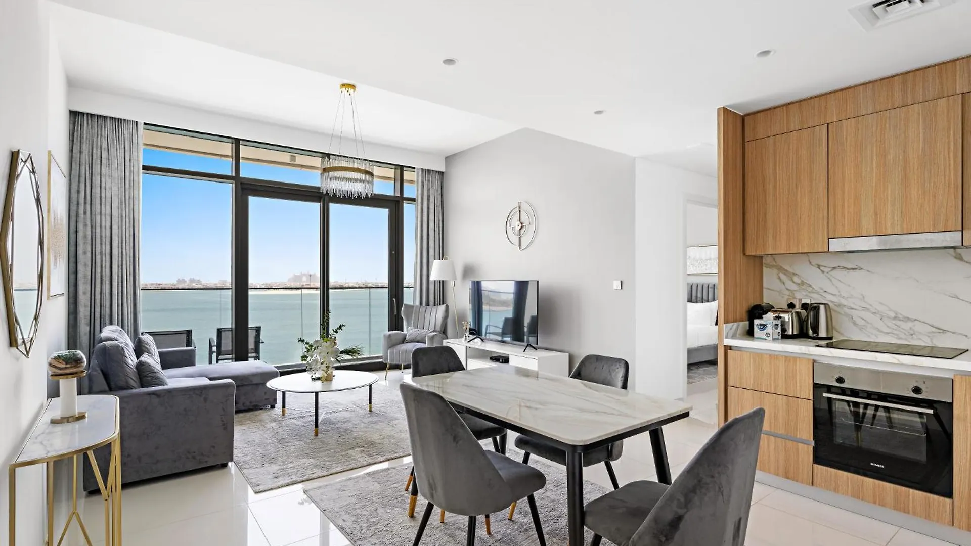 Seaside Serenity: 1-Br Apartment With Beach Access Dubai