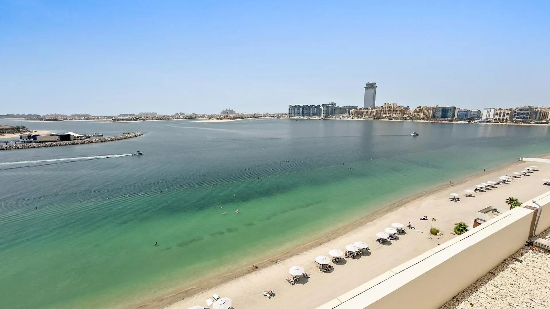 Seaside Serenity: 1-Br Apartment With Beach Access Dubai